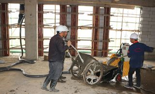 二次结构砼输送泵怎么操作-无线遥控，更省人[鲁科重工]